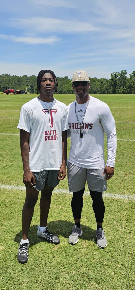 HasaniJ2's tweet photo. Good work today at Troy thanks for having me 🔐🏈 https://t.co/QlXKgIHso8