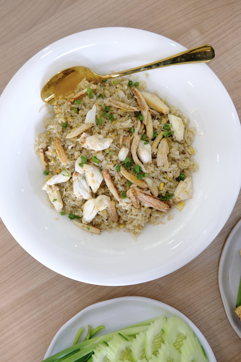 ksabsabb's tweet photo. ทางเราพบเจอร้านเด็ดร้านดวง ทำถึงยิ่งกว่าล่องใต้ “ข้าวผัดปูภูเก็ต” สาขารวมโชค อยู่ใจกลางเมืองเชียงใหม่ แล้วที่ว่าทำถึง แกลองดูปริมาณ “ปู” ในจาน อยากจะให้ทางร้านเปลี่ยนชื่อเมนูเป็น “ปูผัดข้าว” แทน 🦀🍚 #BasFoodShot #reviewchiangmai #CNX #basCNX2024 @aroii @reviewchiangmai https://t.co/PMPin9IgZb