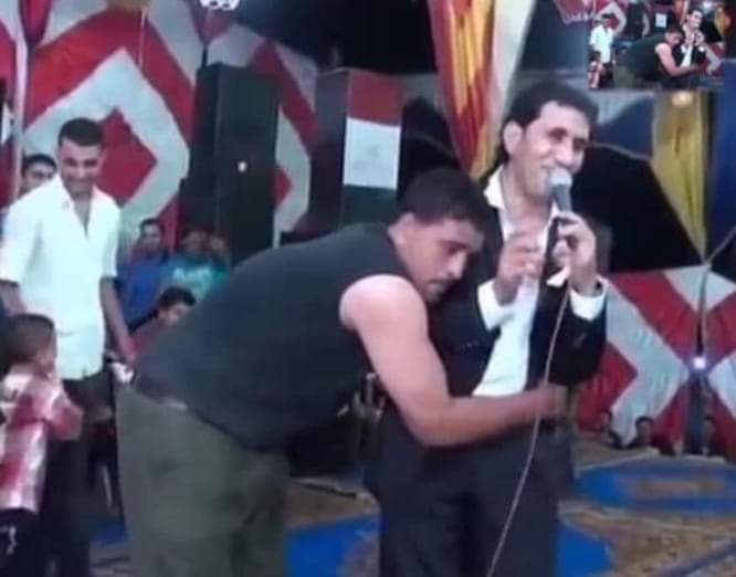 الدنيا مقلوبة بسبب إن عمرو دياب صٰـ ـرب مُعجب عشان شده مِن هدومه 
مُعجب أحمد شيبة 
#عمرو_دياب