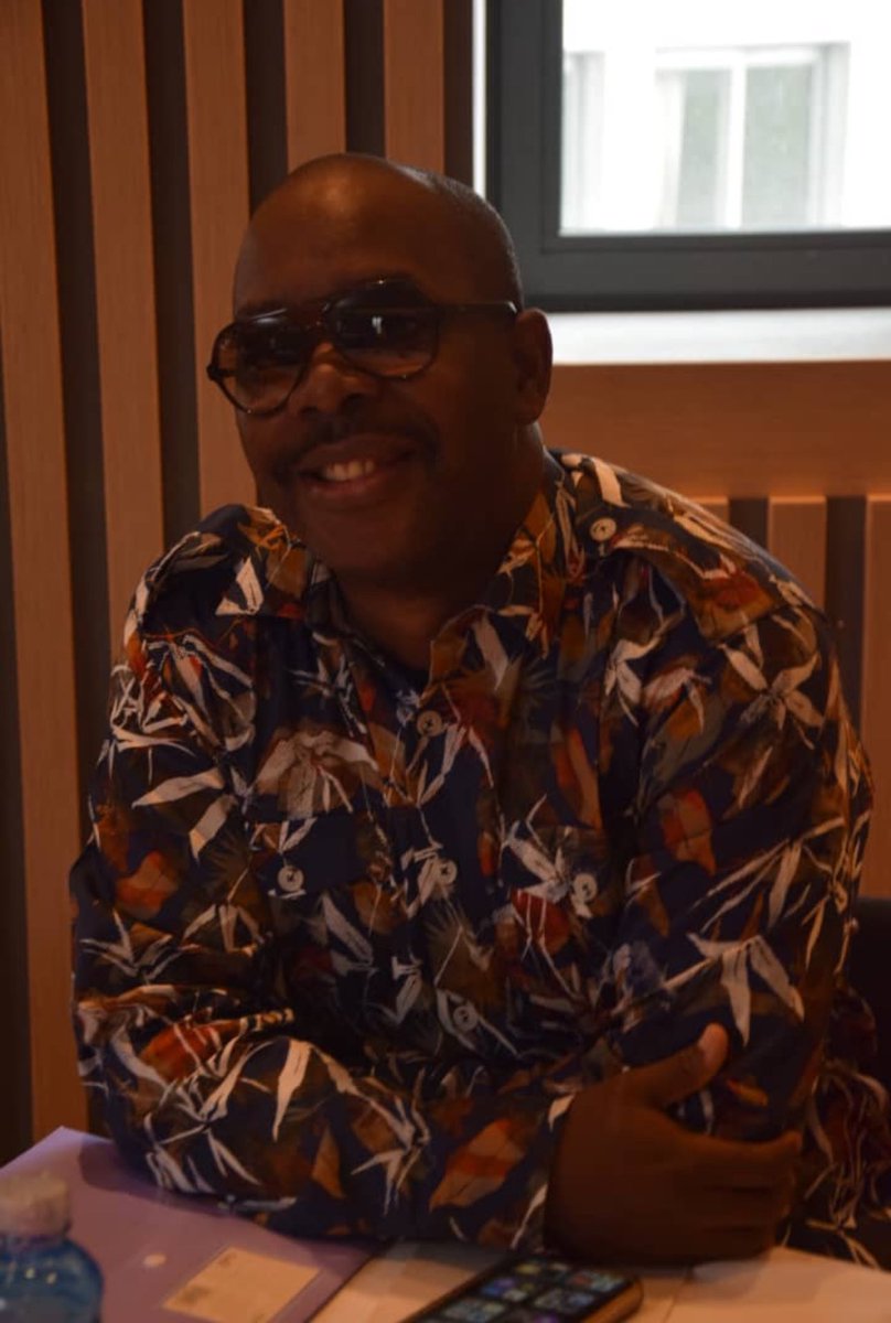 Un jour j’ai écrit : 
« Ne néglige pas une étoile, même si elle n'est que montante, même si son éclat n'est encore qu’aux balbutiements, une étoile reste une étoile. 
Tu n’appelleras pas ce qui marche déjà avec toi.
Tu ne vouvoieras pas ce que tu tutoies déjà. » ✍🏾✍🏾✍🏾