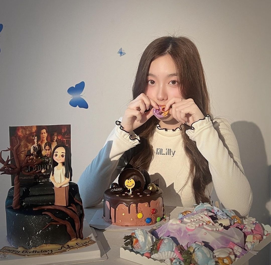 lilyy_luna's tweet photo. 18                                                    19

ห่างกันแค่ปีเดียวเอง เด็กอะไรโตไวกว่าถั่วงอก🥹
Our Aheye Sweet 19
#19thAheyeBornToShine 
#Aheye4EVE https://t.co/Oci0F6lR2M