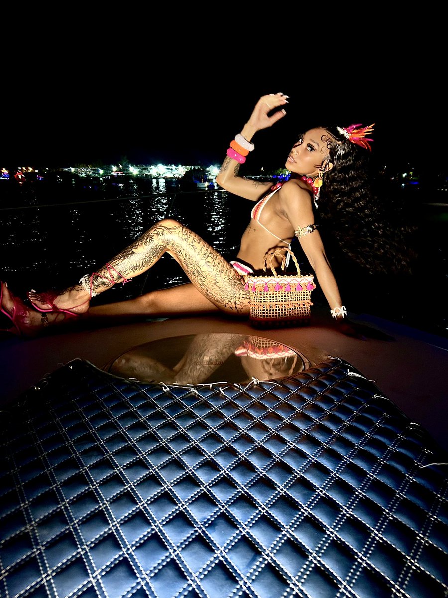 NyMoneyyy's tweet photo. YAMS🌴😜😜😜 #Miami https://t.co/GiMl32KOR0