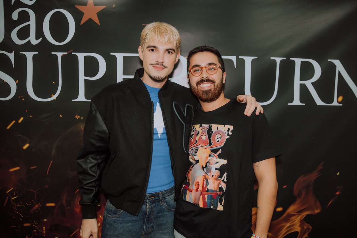 azevedu's tweet photo. desde 2017 sendo o cantor na minha parede 🌟

❤️‍🔥 SUPER↔️PIRATA↔️ANTI - HÉROI↔️LOBOS ❤️‍🔥 https://t.co/2v01CSKNoi