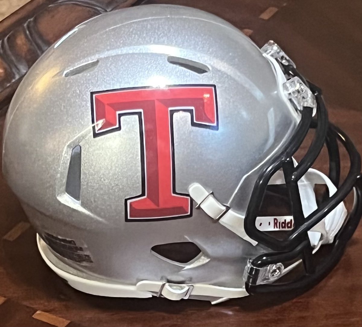 coachmarkf's tweet photo. @mm_helmets Thank you so much for our mini helmet!! Love it! #alfca @WARRIORNATION20 # OUTWORKEMALL!!! https://t.co/rbTFNUEaq8