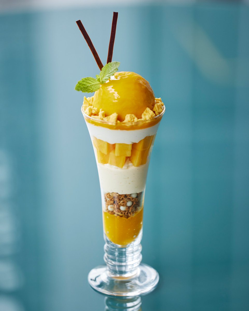 FSTokyo's tweet image. 宮崎マンゴーを贅沢に使用した、宮崎マンゴーパフェ☀️ラム酒風味のシャンティイクリーム、サクサクのグラノーラ、フレッシュマンゴーの果肉などが詰まった夏限定スイーツです！Don’t miss it!

ご予約：bit.ly/3qc1mOw

#フォーシーズンズホテル丸の内 #tasteofFS #スイーツ #夏限定スイーツ