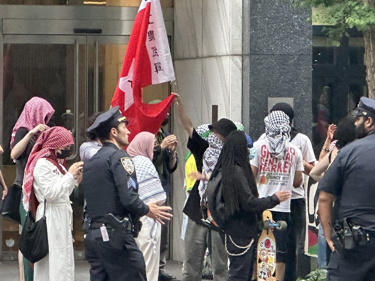 中推目田评论区一贯如此，看见个镰刀锤子就张口中共闭口剿匪。在西方国家出现镰刀锤子仿佛喂他们吃💩了一般难受。