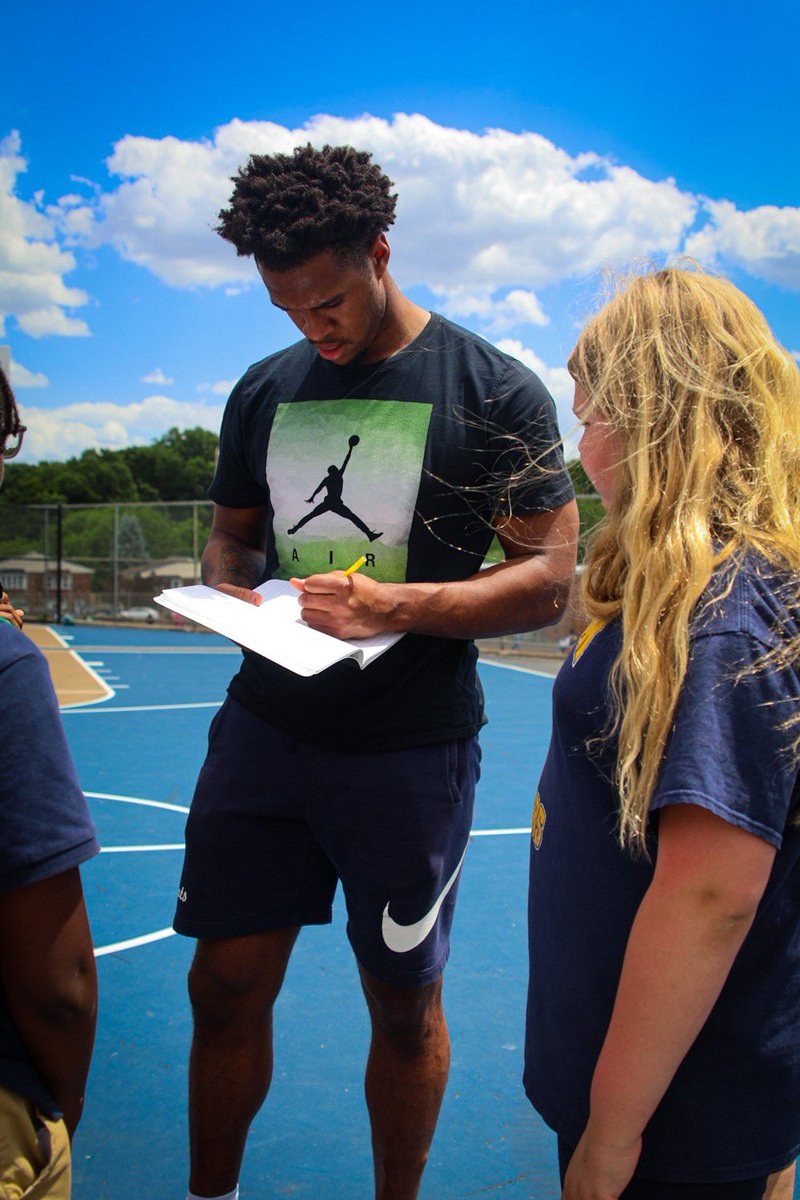 BigEballer_'s tweet photo. Had a great time hanging out with the kids! Brought back a lot of fun memories! Thank you Robert Pollock elementary! 😁✌🏾 @friendsofnova https://t.co/DeCN95qLGE
