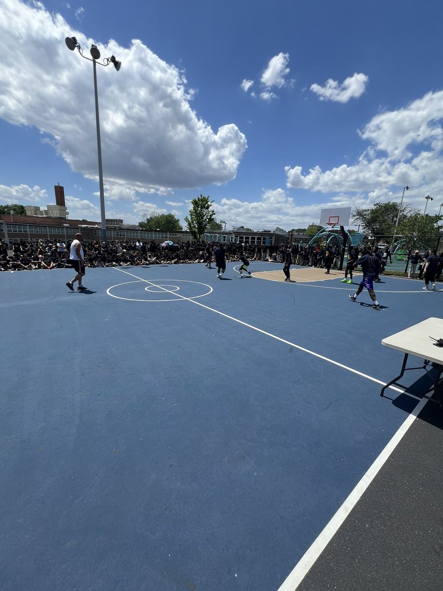 BigEballer_'s tweet photo. Had a great time hanging out with the kids! Brought back a lot of fun memories! Thank you Robert Pollock elementary! 😁✌🏾 @friendsofnova https://t.co/DeCN95qLGE