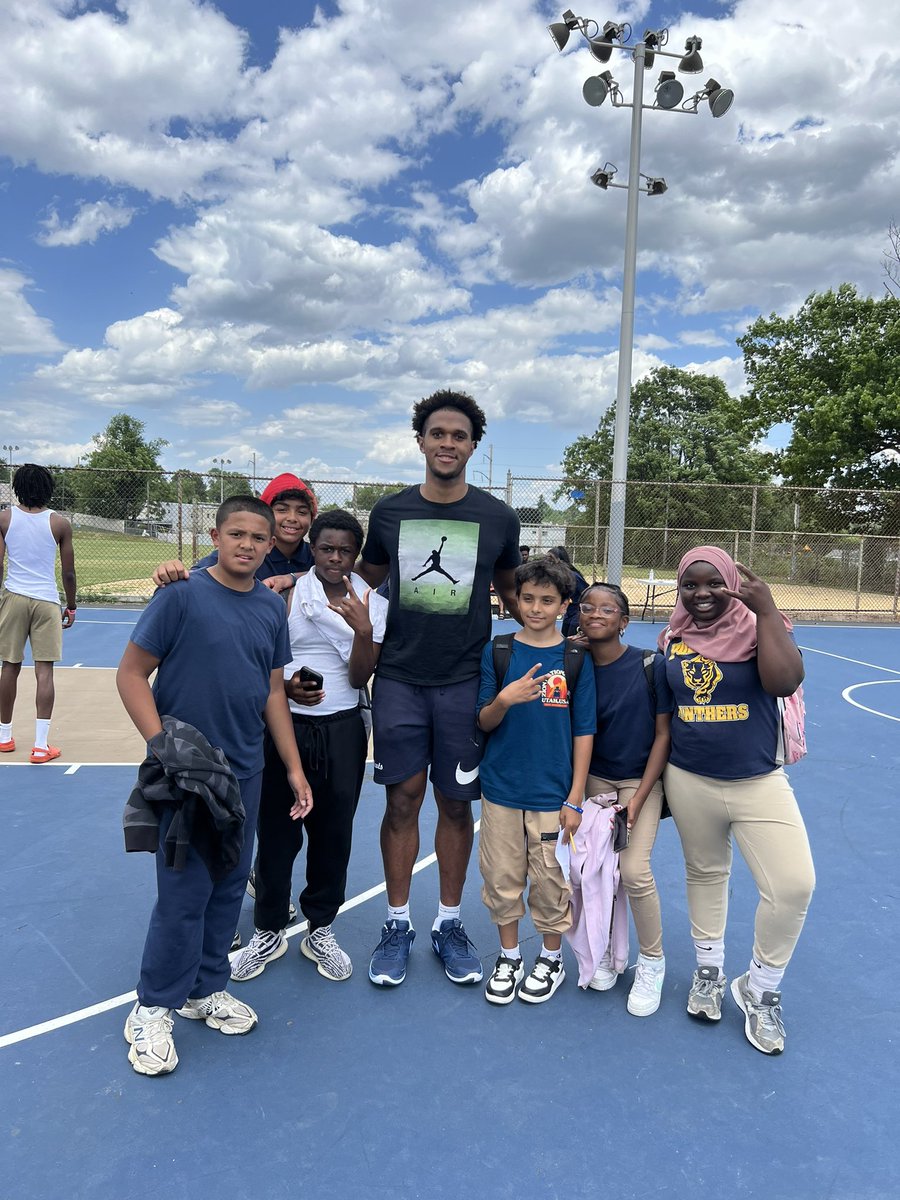 BigEballer_'s tweet photo. Had a great time hanging out with the kids! Brought back a lot of fun memories! Thank you Robert Pollock elementary! 😁✌🏾 @friendsofnova https://t.co/DeCN95qLGE