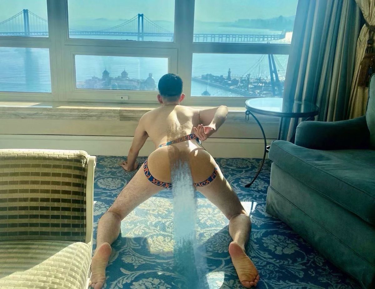 短发纹身白袜大脚体育翘臀🍑，有喜欢？你们都喜欢什么姿势操翘臀，趴着撅着跪着还是站着？还是一边舔你大脚一边插着？白袜大脚双丁翘🍑等你来抽插。喜欢的➕v，hanjunjun5220