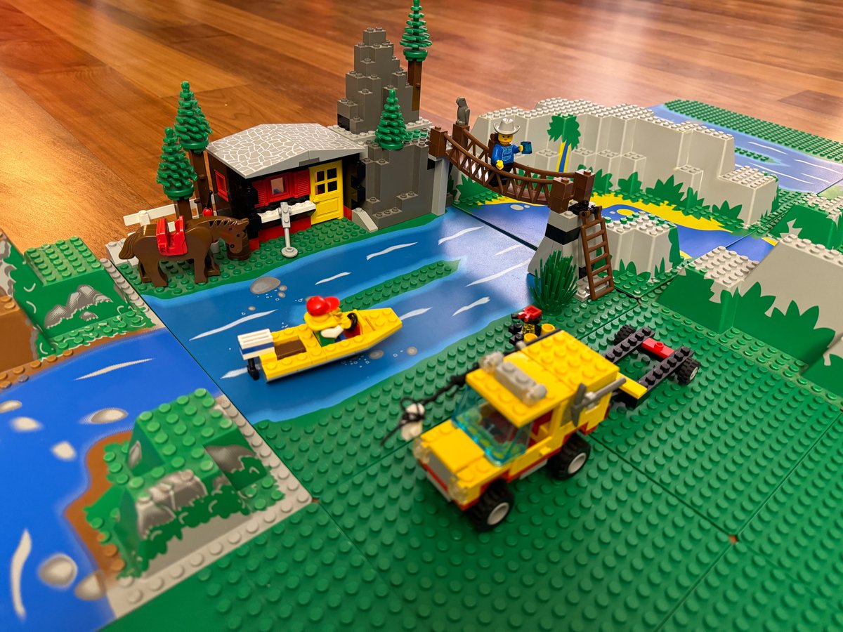 Thomie_ch's tweet image. Gestern abgeholt: Der Rocky River Retreat aus dem Jahr 1993 (Lego Set 6552) darf in der Flusslandschaft meiner zukünftigen Lego-Stadt natürlich nicht fehlen! #Thomiewood