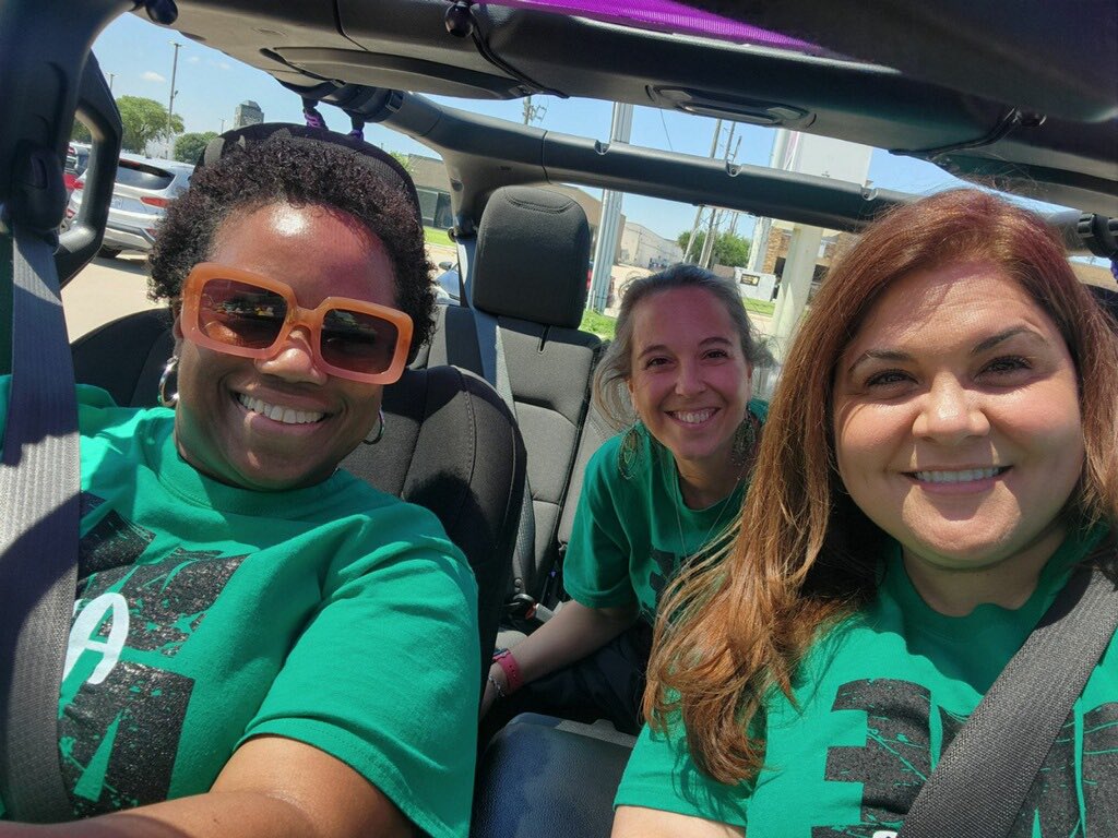MatturroMEd's tweet image. Summer Learning on a Saturday = riding to lunch in true summer fashion!! Thanks for driving us @Sims_HicksMath!!! #Jeep #TopOff #NoDoors 😎#SummerVibes @martinez_stars