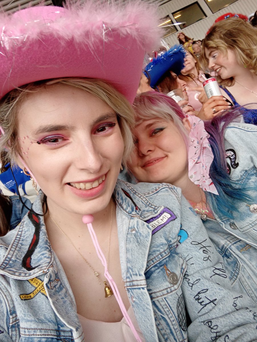 AbbiOzyerkey's tweet photo. 6 years to the day I first saw @taylorswift13 and here we are again at Edinburgh @taylornation13 #EdinburghTStheErasTour https://t.co/oDCHYVfpyb