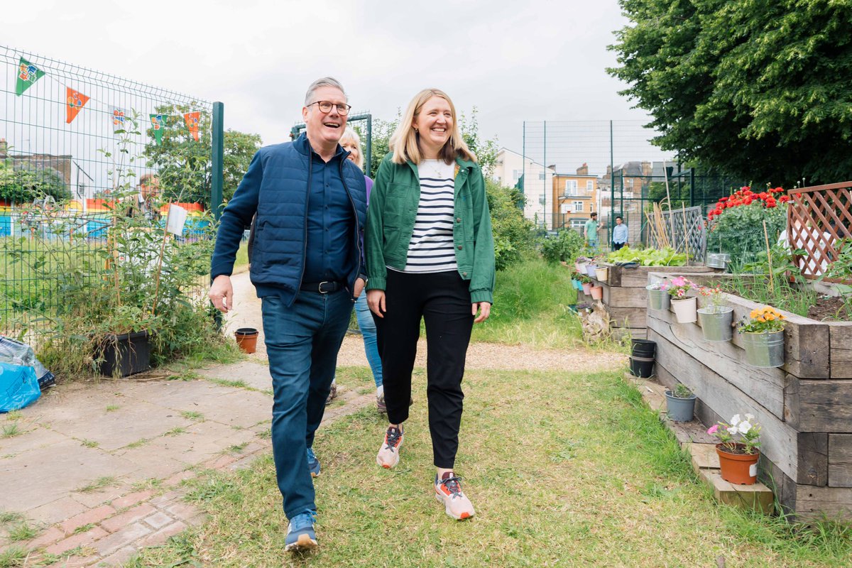 Georgia_Gould's tweet image. Brilliant to have @Keir_Starmer join volunteers at @harlesdengarden today for #TheBigHelpOut

There are so many people showing huge commitment to helping their communities week in week out, we need a @UKLabour government who will get behind them to build a better country.
