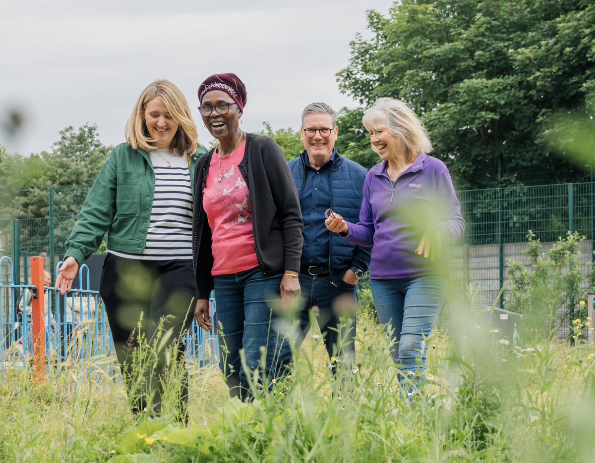 Georgia_Gould's tweet image. Brilliant to have @Keir_Starmer join volunteers at @harlesdengarden today for #TheBigHelpOut

There are so many people showing huge commitment to helping their communities week in week out, we need a @UKLabour government who will get behind them to build a better country.