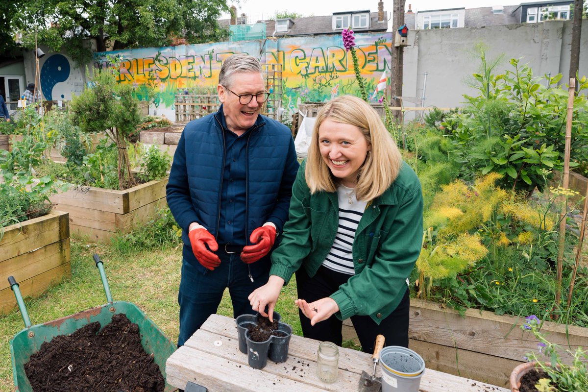 Georgia_Gould's tweet image. Brilliant to have @Keir_Starmer join volunteers at @harlesdengarden today for #TheBigHelpOut

There are so many people showing huge commitment to helping their communities week in week out, we need a @UKLabour government who will get behind them to build a better country.