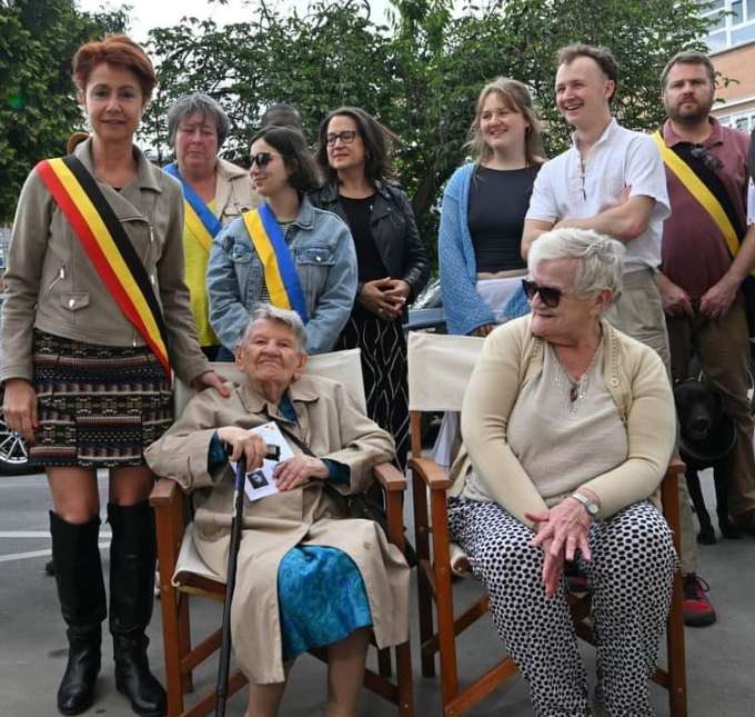 Inauguration des pavés de mémoire en hommage aux résistants Eugène Toussaint et sa femme Léonie Bellon, qui habitait 14 rue Legrelle à Jette.
Vanaf gisteren markeren twee struikelstenen het huis in de Legrellestraat 14 waar Eugène Toussaint en Léonie Bellon woonden (WWII).