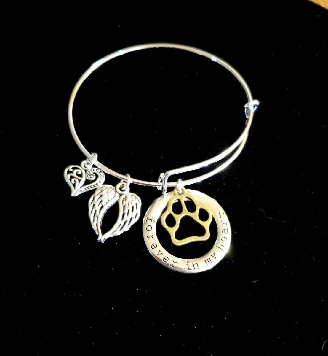 TrendingNowGift's tweet photo. Pet Loss Bracelet, Pet in Heaven Gift, #DogLoss #CatLoss #petloss #doginmemory #catinmemory #rainbowbridge #lossofpet #inmemory #Dog #dogs #cat #cats #jewelry #braclet #charmbracelet #handmadejewelry #etsy #handmadegift 

https://t.co/Mu7nW5nQ9u via @Etsy https://t.co/fAtkrGFz0z