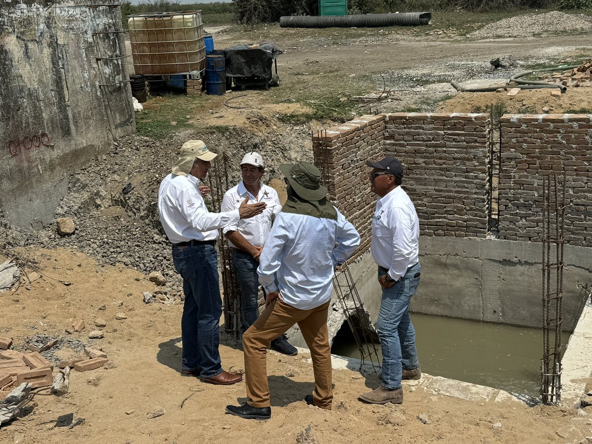 Paco_cuellarC's tweet photo. Este sábado, el gobernador @Dr_Villarreal recorrió el sistema Lagunario de la zona conurbada y supervisó los trabajos de dragado para resolver la crisis del agua. Un trabajo extraordinario del gobierno del Estado. Urge cuidar responsablemente agua. https://t.co/L6Vrtkhnvb