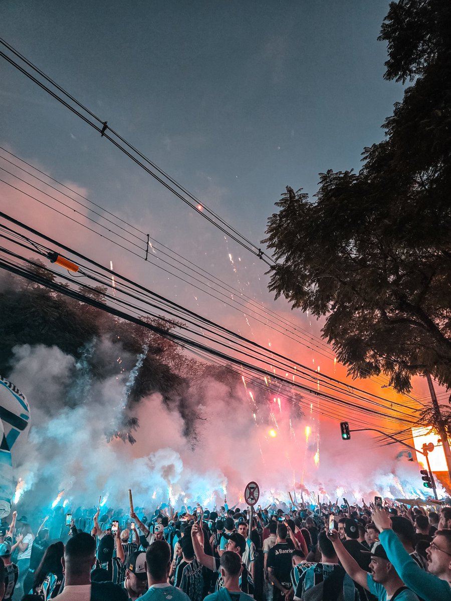 nunestmatheus's tweet photo. Que loucura é a torcida do Grêmio!
Nada pode ser maior! 🇪🇪🇪🇪 https://t.co/WOQtqSjQU6