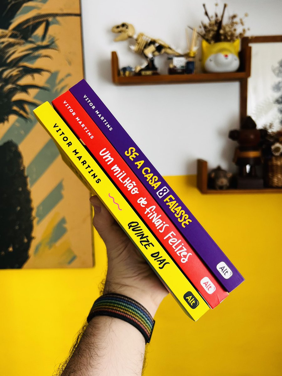 vitormrtns's tweet photo. O autor / Os livros https://t.co/KvMmnB7SDI