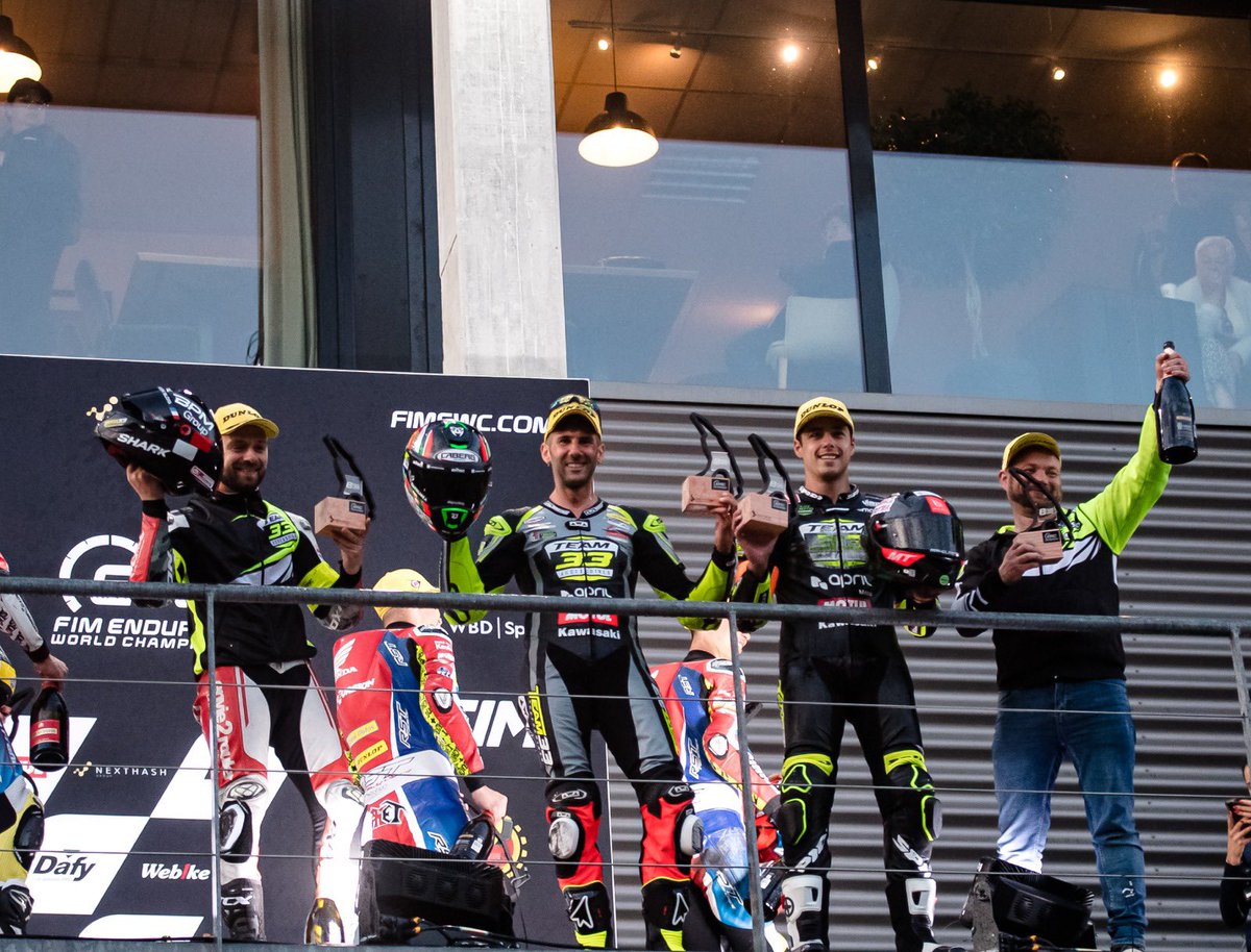 SimoSaltarelli's tweet photo. Siiiiiiiiiii!!!!
P3 alla @8hspamotos, è stata una gara tiratissima dal primo all’ultimo giro, abbiamo fatto un grandissimo lavoro!!
Grazie @team33louitaprilmoto @guillaumeantiga @davidsanchis10
@fim_ewc_official @awa_racing @stylmartin_official @knoxarmour @caberghelmets @team33 https://t.co/i1pTXblSxX