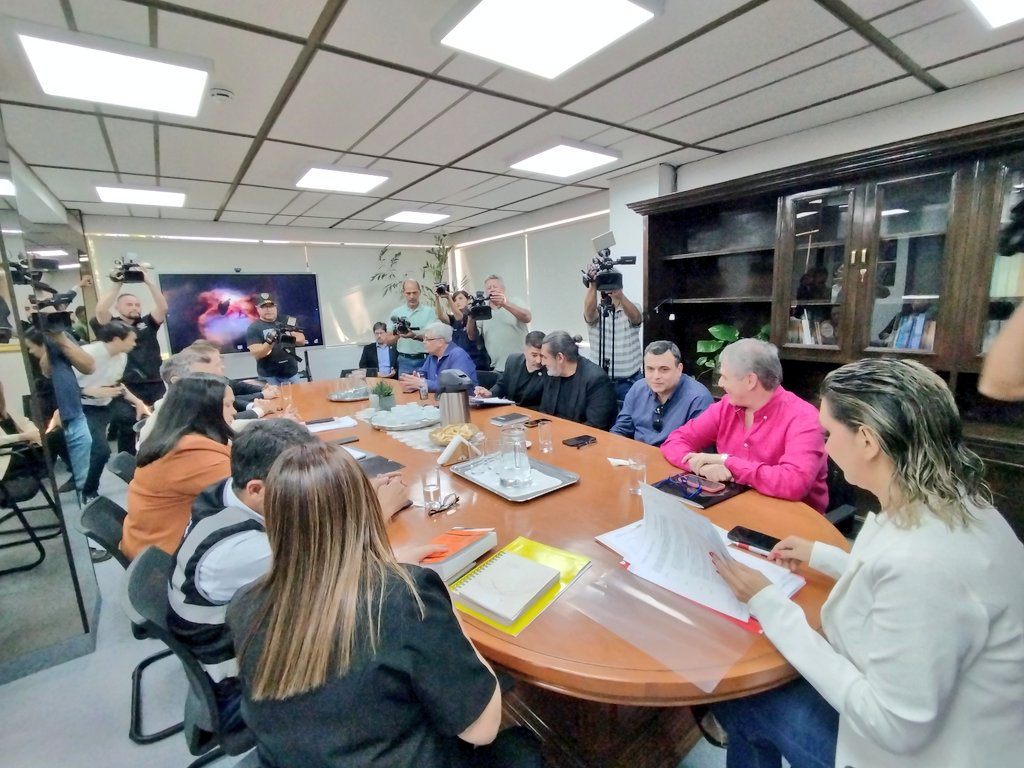 MTESS_PY's tweet photo. #Tripartita | 📌 Se levanta el 🚍 #ParoDeTransportePúblico. El #Gobierno llegó a un acuerdo con #Cetrapam para dejar sin efecto la medida. El gremio de empresarios acordó seguir trabajando en la mesas técnicas con el Viceministerio de Transporte y los demás sectores de empresarios para avanzar, en un plazo estimado de 90 días, en los puntos que quedaron pendientes de resolución, sin perjudicar a los usuarios del transporte con la amenaza de un paro.
Cabe mencionar que, otro de los puntos mencionados durante la #Tripartita y que fue planteado por las autoridades gubernamentales presentes, es la necesidad de contar con una Política del Transporte Público, y que el Gobierno presentará un proyecto de reforma del sistema con un abordaje integral a la problemática del sector que se va a trabajar de manera conjunta con los trabajadores, empresarios y usuarios.
