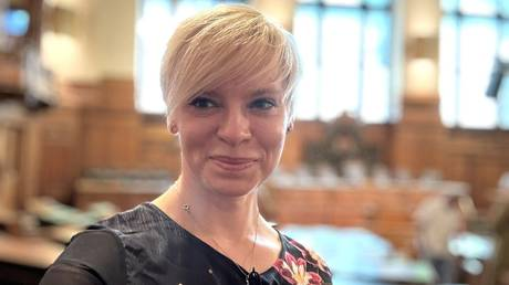 RT_com's tweet photo. German politician flees to Russia

Former AfD member Olga Petersen has claimed that the authorities in Hamburg were planning to seize her children

https://t.co/46r9bNl7lp https://t.co/RrP19i5euw