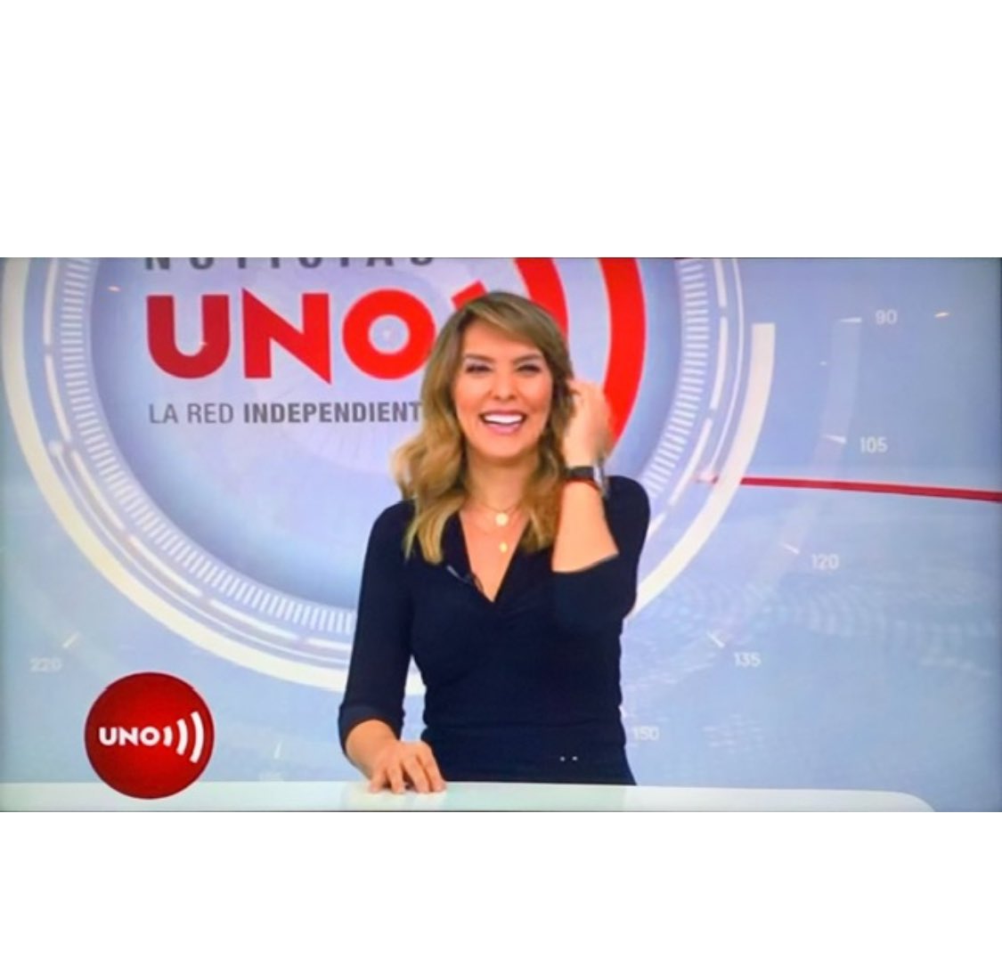 MONYRODRIGUEZOF's tweet photo. Hace 4 años que empecé este reto. Nunca pensé volver a presentar noticias “serias” y cuando dije SÍ, pensaba “yo por qué dije que sí” porque me moría de nervios, porque aunque ya había presentado noticias antes (muchos obvio no lo recuerdan pero fue en CM& en 2001) volver a hacer esto después de taaaantos años, me llenaba de angustia, especialmente porque de alguna manera estaba “encasillada” como presentadora de entretenimiento después de 10
Años en ese rol. 
▫️
Lo curioso es que yo he hecho muchas cosas, he presentado noticias deportivas, económicas, institucionales y programas diferentes siempre, que me han dado todo tipo de satisfacciones (ya son 25 años en este medio) 😌 
▫️
Hoy después de 4 años sigo acá, feliz como ése primer día. Aún me lleno de susto (que nunca se quita) pero contenta de este camino que en realidad se me ha hecho muy corto, porque cuando uno está feliz, el tiempo no cuenta. 
▫️
Gracias a quienes nos siguen y apoyan en @NoticiasUno, el camino nunca ha sido fácil pero acá seguimos en pie contra viento y marea. ♥️ gracias siempre por tanto cariño.