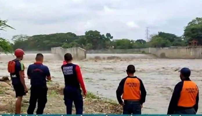 #8Jun | Deslizamiento de tierra dejó saldo lamentable de un niño de 9 años fallecido y otro de 10 años lesionado, en el Rio La Plancha del Caserío El Chorro, Mcpio. Simón Planas, Edo. Lara. 

#NicoSiVa