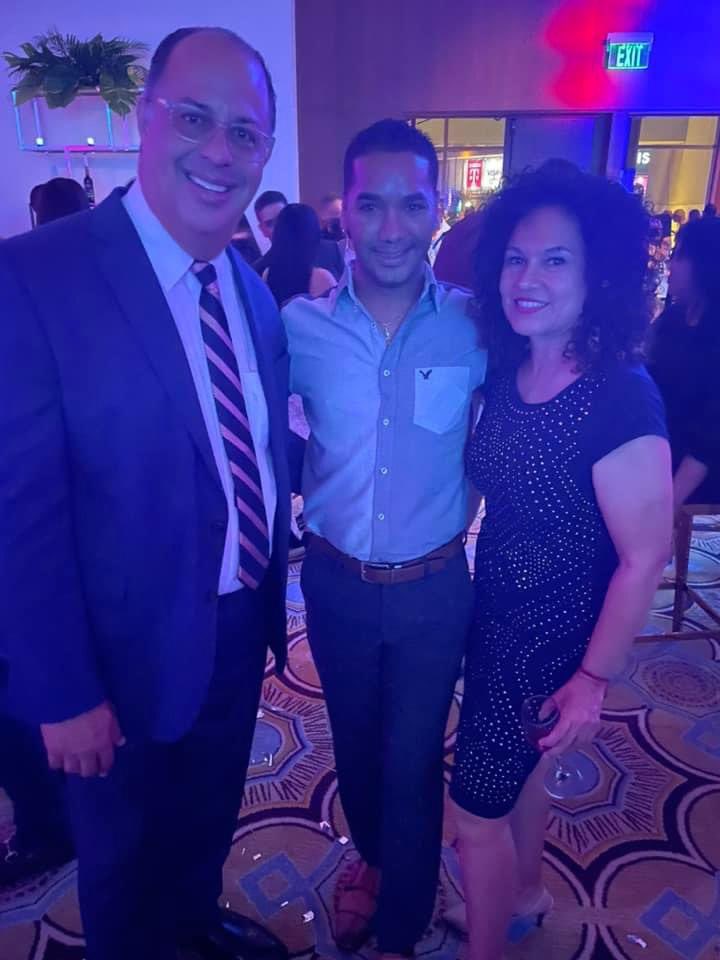 Este es el tipo de mensajes de “amor” que recibo a diario de los seguidores de Miguel Romero. 

Wilson Santana, quien le cargaba los papeles y le llevaba el café a un representante PNP cuando yo trabajaba en El Capitolio, ahora acomodado en el Departameno de la Vivienda. ¿Qué