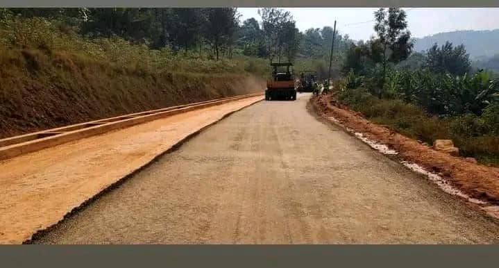 LeMondeen24h_'s tweet photo. #RDC | #SUD_KIVU : Les travaux de réhabilitation de la Route Nationale Numéro 5 dans son tronçon #Bukavu-#Nyangezi-#Kamanyola en passant par les escarpements de #Ngomo évoluent bien. C'est l'entreprise chinoise #Synohydro qui exécute ces travaux sous la supervison de l'#ACGT. Le Maître d'ouvrage est le Ministère des ITP que conduit le Ministre d'Etat @Alexis_Gisaro66 Muvunyi. @Bibimusafi