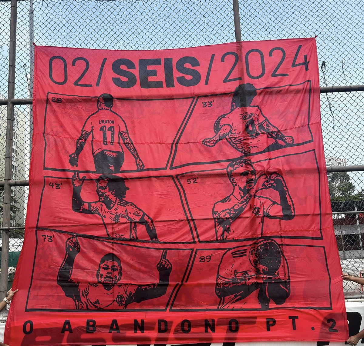 A Urubuzada, torcida organizada do Flamengo, criou essa bandeira em alusão a goleada por 6 a 1 sobre o Vasco, no último domingo