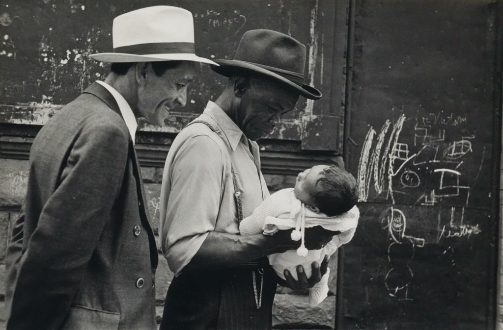 Two men with a baby,  Circa 1940.
Photo by Helen Levitt.
Beautiful.