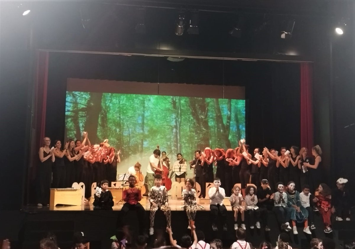 Consorci d'Educació (@consorciedubcn) on Twitter photo 🎂Durant 2 dies l’<a href="/EscolaMMorera/">Institut escola Mestre Morera</a> ha celebrat el 50è aniversari amb un meravellós espectacle sobre la seva història al <a href="/CCZonaNord/">Centre Cívic Zona Nord</a>✨i una festa que ahir va reunir la seva comunitat educativa i moltes de les persones que n'han format part al llarg dels anys.
edubcn.cat/ca/noticies/de… 🎂Durant 2 dies l’<a href="/EscolaMMorera/">Institut escola Mestre Morera</a> ha celebrat el 50è aniversari amb un meravellós espectacle sobre la seva història al <a href="/CCZonaNord/">Centre Cívic Zona Nord</a>✨i una festa que ahir va reunir la seva comunitat educativa i moltes de les persones que n'han format part al llarg dels anys.
edubcn.cat/ca/noticies/de…