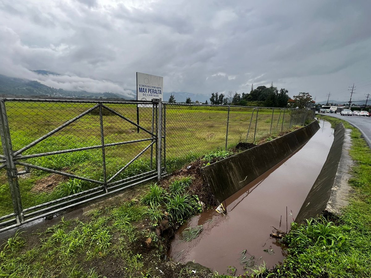 fabmarrero's tweet photo. Pese a la fuerte tormenta que azotó Cartago este sábado, así luce el terreno donde se construirá el nuevo hospital Max Peralta, sin anegaciones, condición normal. 

📸 Dagoberto Quirós https://t.co/5wTRMrayPn