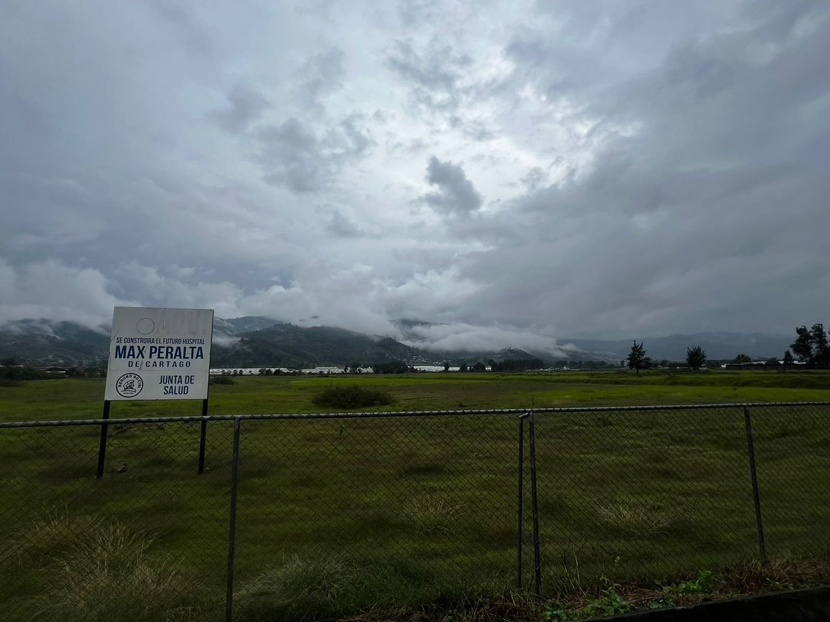 fabmarrero's tweet photo. Pese a la fuerte tormenta que azotó Cartago este sábado, así luce el terreno donde se construirá el nuevo hospital Max Peralta, sin anegaciones, condición normal. 

📸 Dagoberto Quirós https://t.co/5wTRMrayPn