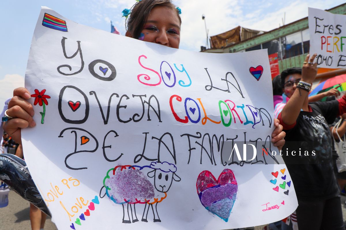 ADNoticiasMex's tweet photo. En #Metepec la comunidad salió a las calles 🏳️⚧️ 🏳️🌈
Integrantes de la comunidad #LGBTTTIQ+ recorrieron el centro del pueblo mágico. En este #MesOrgullo alzan la voz contra la discriminación.
📸Edgar Segura https://t.co/6rojt9gopU