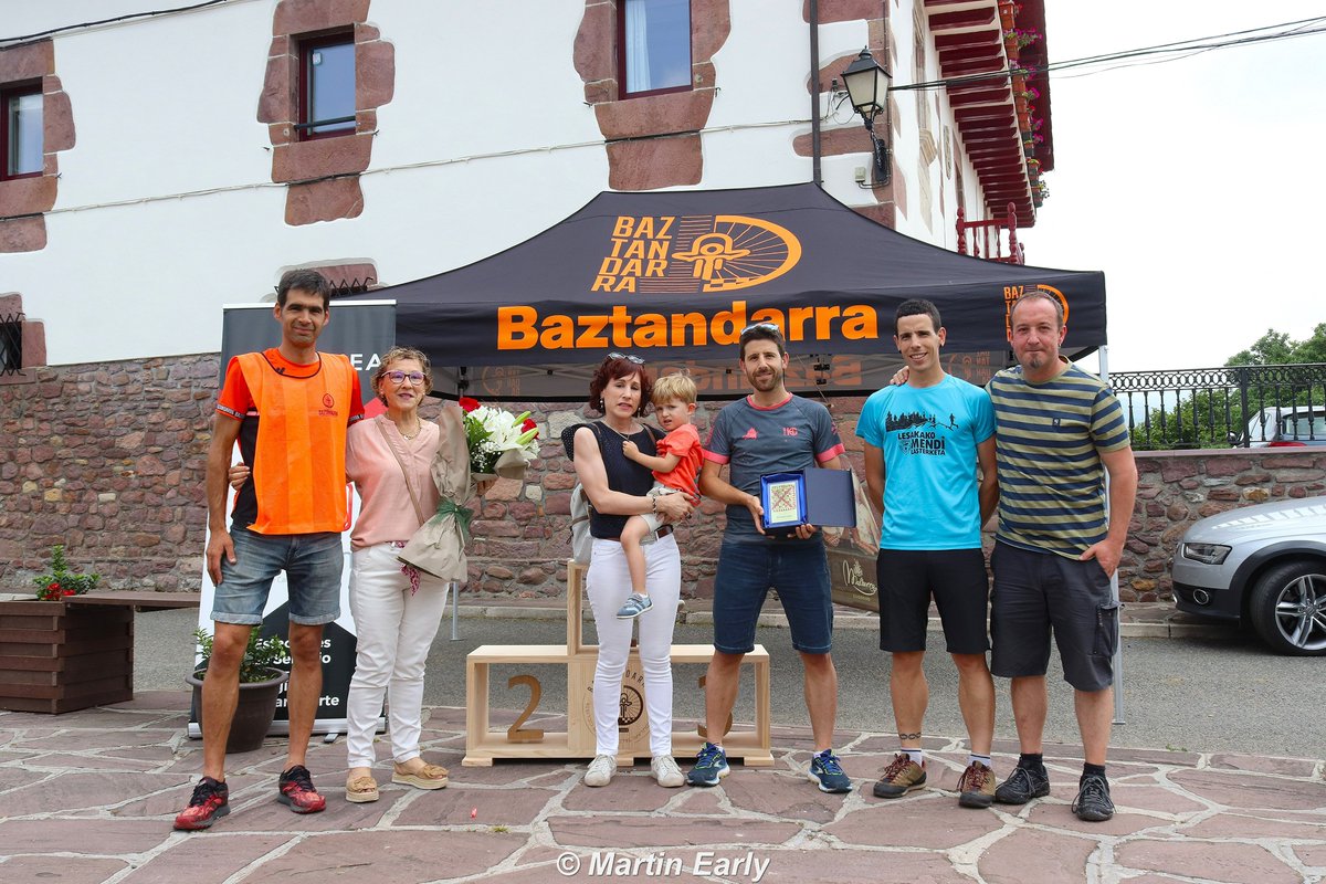 martin__early's tweet photo. Mini hilo fotos podio #Lecaroz 8-6-24 "BAZTANDARRA KADETE I. SARIA"🚴cadetes,  by Baztandarra Txirrindulari Taldea.

Homenaldia Txuma-ri (hainbat urte zendu, klubaren lehendakaria izanez). Bere senideak Mª Paz + seme alabak Ainara, Endika + Xuban detalle txiki bat jasotzen. https://t.co/ZLeG2jtEuj