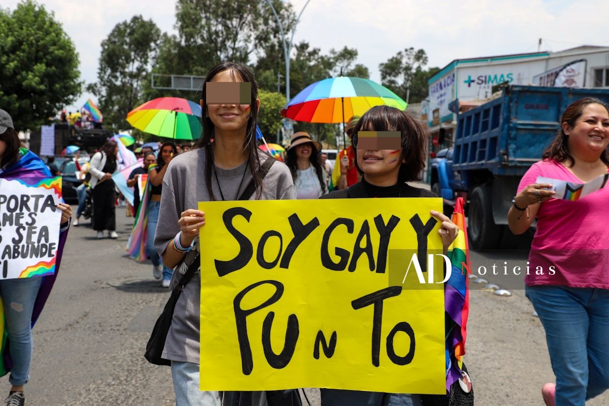 ADNoticiasMex's tweet photo. En #Metepec se hizo canon 🏳️🌈
Durante la Marcha del Orgullo se vio este conocido letrero. El primer cuadro del municipio se llenó de color.
📸Edgar Segura
#Pride #MesOrgullo #LGBTIQ https://t.co/IGHxxyksss