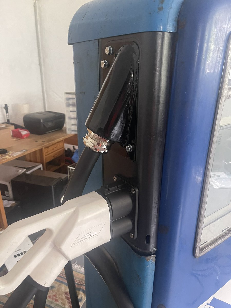 MichaelZettel2's tweet image. What do you think of retro fast chargering?
with high efficent DC/DC converters directly from a stationary battery.
and e-ink display