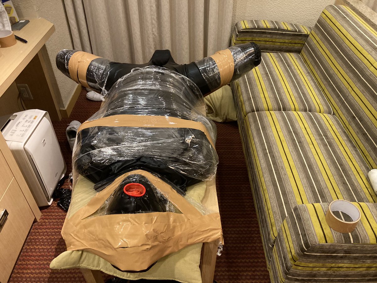 sunset7752's tweet image. ドッグスーツ着せてテーブルの上に固定
身動き取れない状態でイラマチオしたよ〜