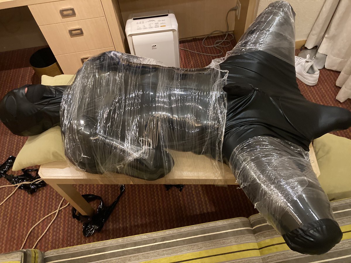 sunset7752's tweet image. ドッグスーツ着せてテーブルの上に固定
身動き取れない状態でイラマチオしたよ〜