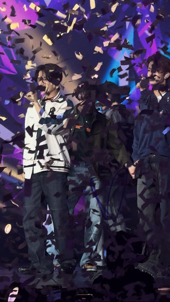 hoontoujours's tweet photo. ang dami talga nung confetti nung fanmeet π₯΄
#ASweetExperienceWithBENCH #BenchandEnhypen
#μνμ΄ν #ENHYPEN https://t.co/B75lgkAqJB