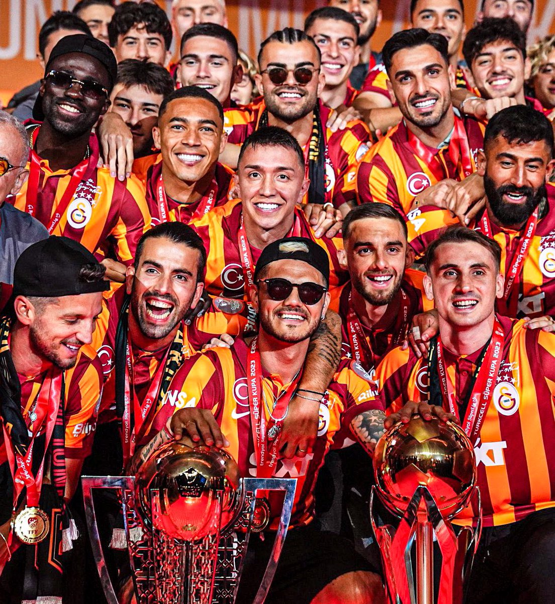 EmreErgenekon's tweet photo. Ali Koç: "Siz hiç 90 puan alamadınız. Alamazsınız da."

Aziz Yıldırım: "Ben 60 puan toplayayım ama şampiyon olalım. Çünkü tarih, şampiyonları yazar." https://t.co/sKmpVN4noH