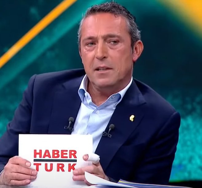 Olay_Casino's tweet photo. Ali Koç: “Biz mağlup olunca kutlama yaptınız.”

Aziz Yıldırım: “2 Kasım benim doğum günüm, sen hep mağlup oluyorsan ben napayım Aliciğim.” #kavga #reyting #Alibey #AzizBaşkan #AliKoç https://t.co/J9dn23qNJb