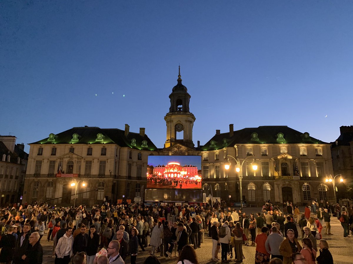 Une foule de tous âges, amateurs &amp; curieux d’opéra ou passants happés par ce qu’ils voyaient finissant par s’asseoir. <a href="/OperadeRennes/">Opéra de Rennes</a> a brillé une nouvelle fois dans sa capacité à ouvrir l’opéra à toutes &amp; tous. Quelle émotion. Quel spectacle. Quelle fierté de vivre à #Rennes. 😍