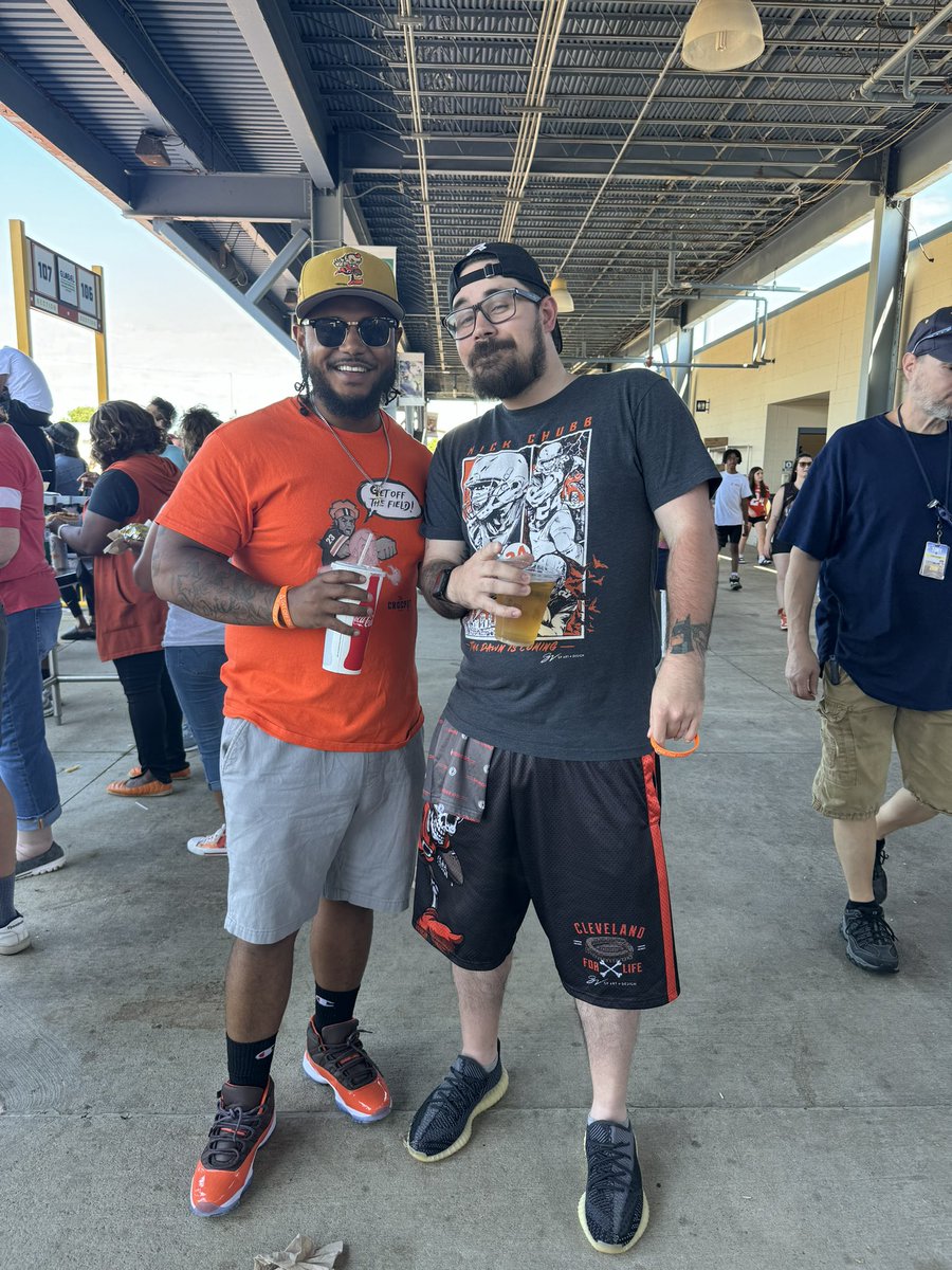 YF_Capone's tweet photo. Met @ChefZae23 at the @David_Njoku80 celebrity softball game 🤟🏼🤟🏼 https://t.co/3YtG68rdGE