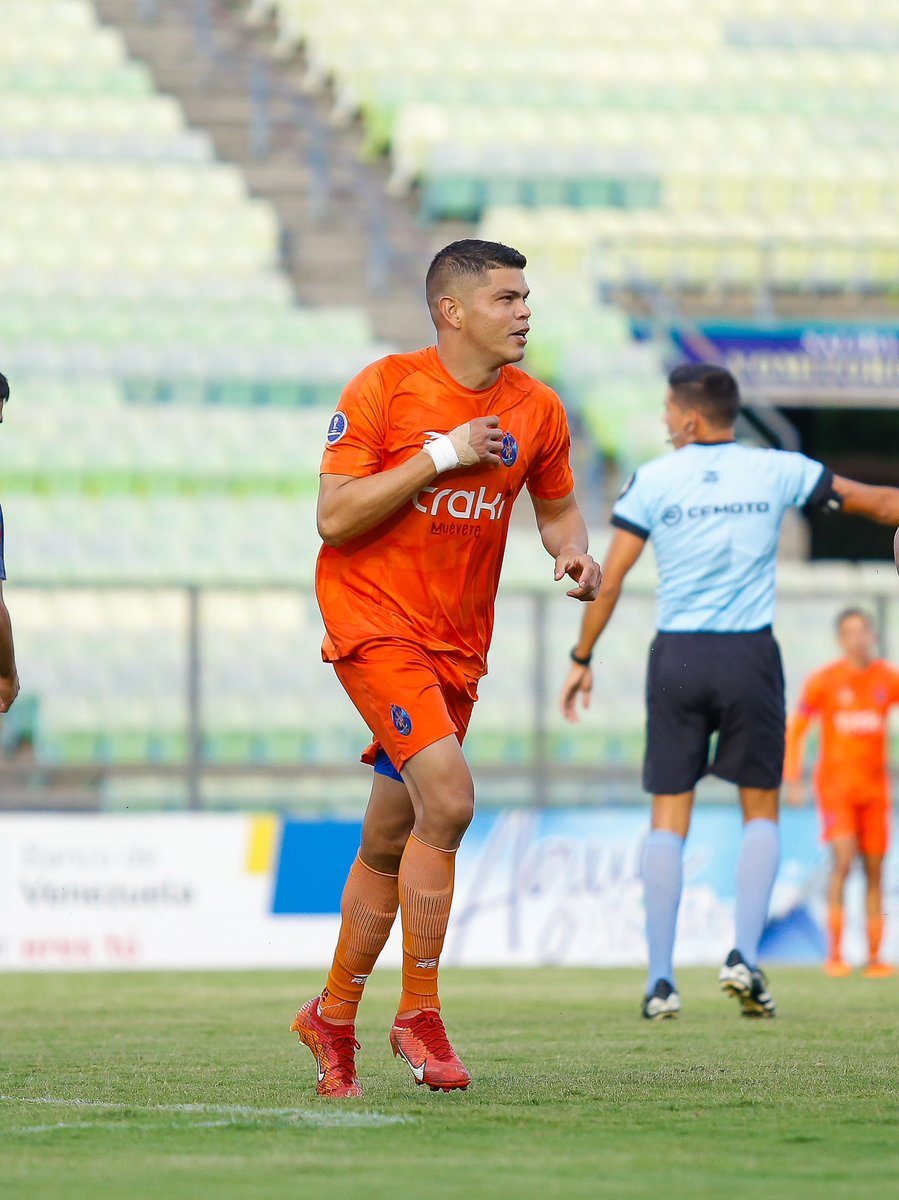 DvoLaGuaira's tweet photo. ¡El octavo gol del semestre! 🎯🍊

Nuestro máximo goleador, el 'Rifle’ que no falla. 😮‍💨🔥

On fire, @edderfarias27. 

#SiempreNaranja #CopaVenezuela https://t.co/iddYvfGz7x