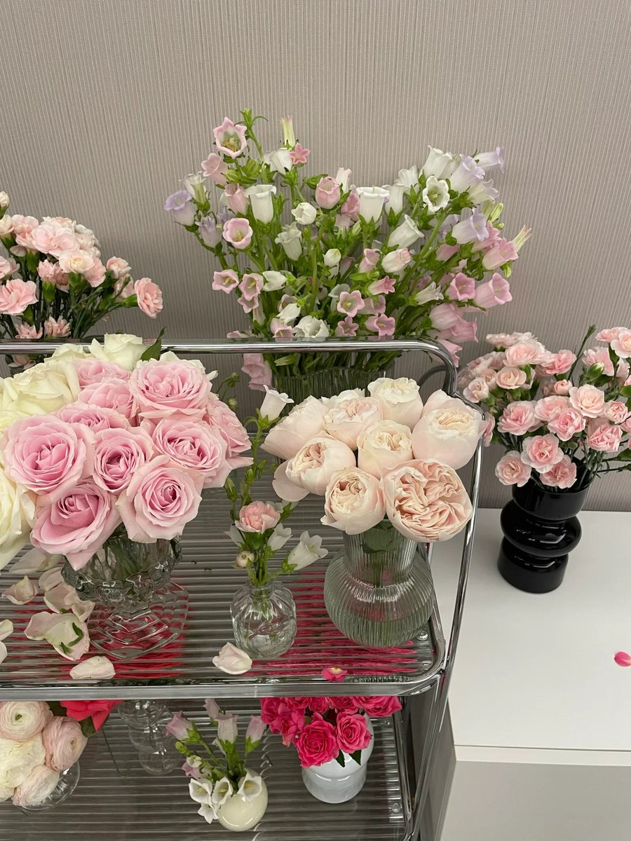 Together with my Mom💕, we decorated the vases with flowers